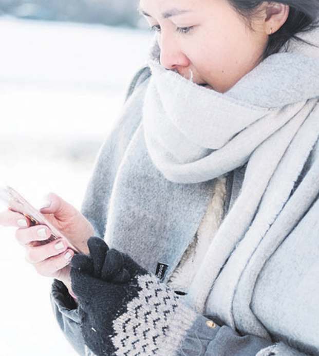 Das Handy am besten nicht gleich nach dem Winterspaziergang ans Ladekabel stöpseln. Foto: ERGO Group Das Handy am besten nicht gleich nach dem Winterspaziergang ans Ladekabel stöpseln. Foto: ERGO Group