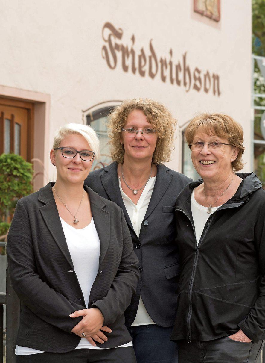 Sie haben alles fest im Griff: Stephanie Friedrichson, Petra Friedrichson und Anni Friedrichson (v.li.n.re.); drei Generationen – aber einmal gebündeltes Fachwissen.