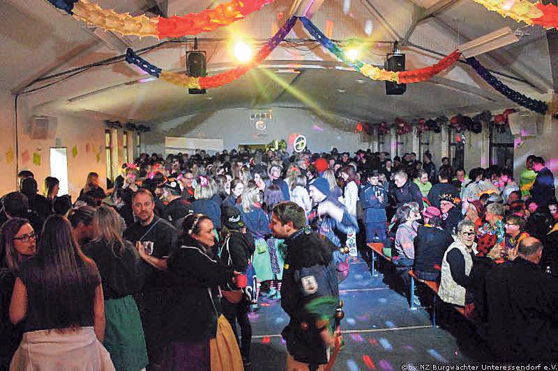 Die Halle in Unteressendorf ist sehr gut gefüllt. Die Halle in Unteressendorf ist sehr gut gefüllt.