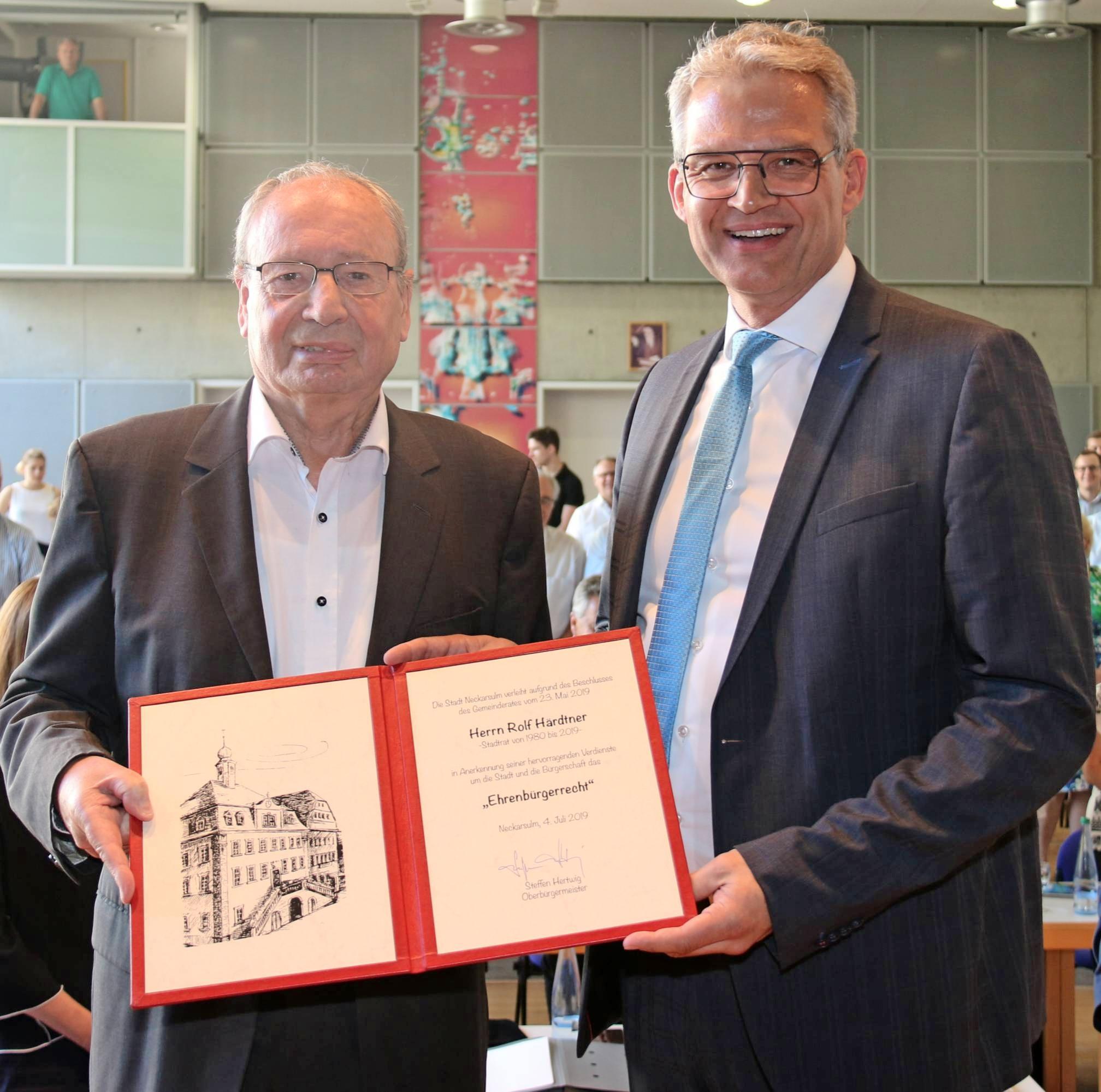 Der scheidende SPD-Stadtrat Rolf Härdtner (links) nimmt aus den Händen von Oberbürgermeister Steffen Hertwig den Ehrenbürgerbrief entgegen. Foto: snp Der scheidende SPD-Stadtrat Rolf Härdtner (links) nimmt aus den Händen von Oberbürgermeister Steffen Hertwig den Ehrenbürgerbrief entgegen. Foto: snp
