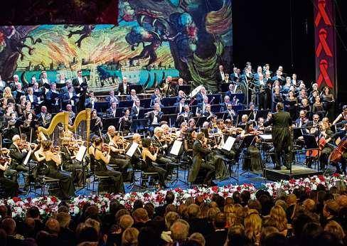 Wenn das Orchester der Deutschen Oper Berlin spielt, ist die Bühne opulent dekoriert. FOTO: MARCUS LIEBERENZ/BILDBUEHNE Wenn das Orchester der Deutschen Oper Berlin spielt, ist die Bühne opulent dekoriert. FOTO: MARCUS LIEBERENZ/BILDBUEHNE