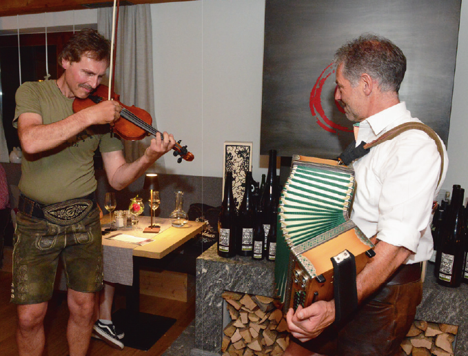 Die Musiker Stefan und Klaus umrahmten die Küchenparty. Die Musiker Stefan und Klaus umrahmten die Küchenparty.