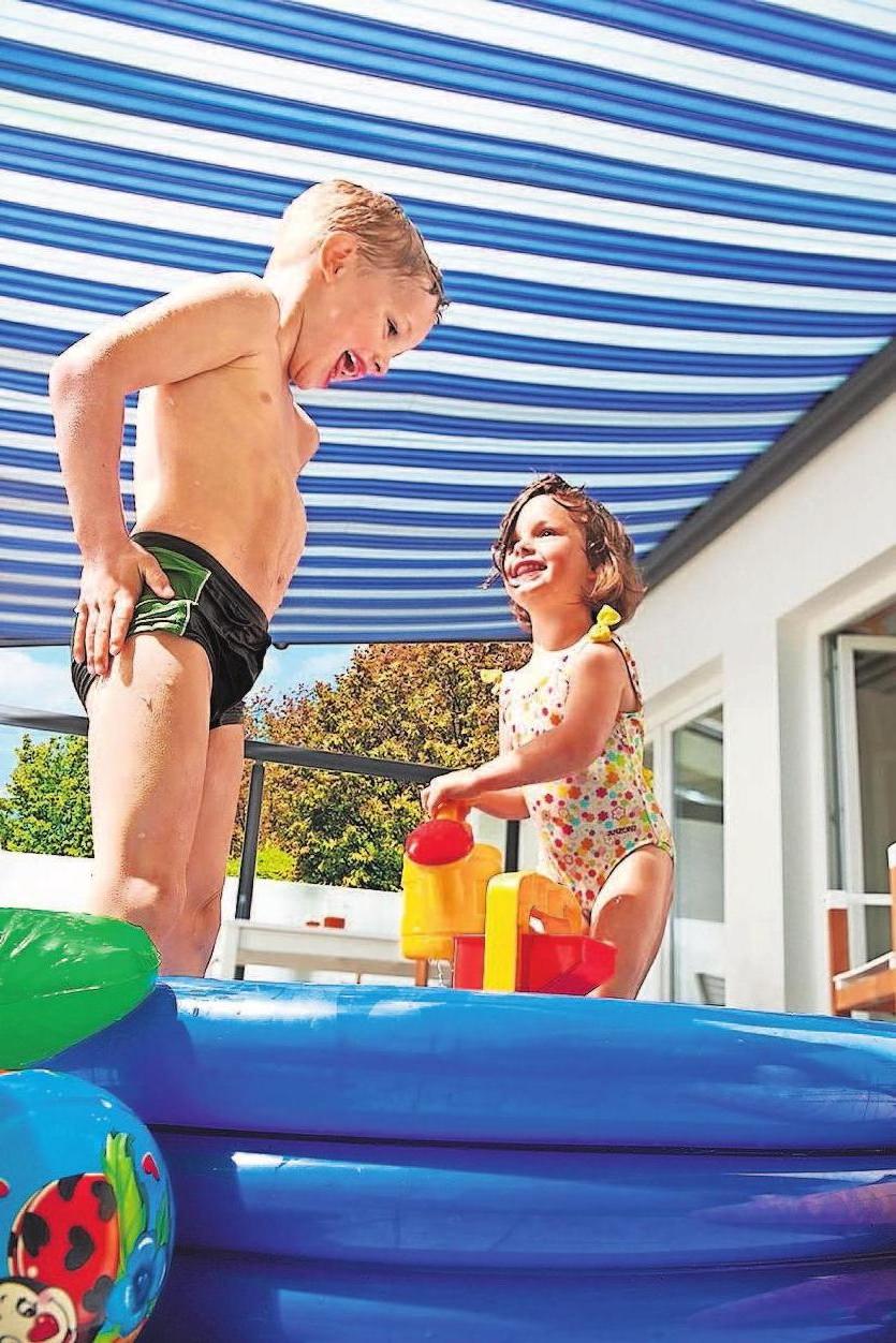 Unter einer Sonnenmarkise kann der Platz für Kinder in einen Wasserspielplatz umgemünzt werden. Unter einer Sonnenmarkise kann der Platz für Kinder in einen Wasserspielplatz umgemünzt werden.