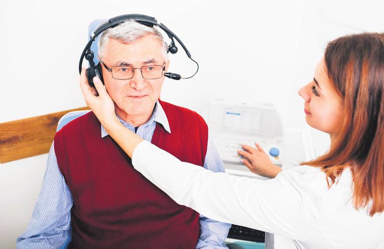 Gute Perspektiven für Hörakustiker: Nicht nur Senioren, auch jüngere Menschen zählen zu den Kunden. FOTO:DARUNECHKA/ ISTOCK Gute Perspektiven für Hörakustiker: Nicht nur Senioren, auch jüngere Menschen zählen zu den Kunden. FOTO:DARUNECHKA/ ISTOCK