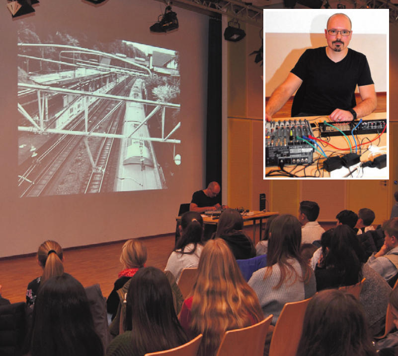 Klangkünstler Sebastian Pralle (kl. Foto) war zu Gast im Albert-Schweitzer-Gymnasium und stellte sein Werk „Sora“ vor (gr. Foto).tte Klangkünstler Sebastian Pralle (kl. Foto) war zu Gast im Albert-Schweitzer-Gymnasium und stellte sein Werk „Sora“ vor (gr. Foto).tte
