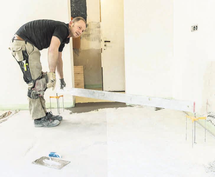 Findet vor dem Verlegen eines Bodenbelags keine Untergrundvorbereitung statt, drohen später kostspielige Schäden. Auch sollten nur Werkstoffe mit dem EMICODE-Siegel verwendet werden. Foto: GEV Findet vor dem Verlegen eines Bodenbelags keine Untergrundvorbereitung statt, drohen später kostspielige Schäden. Auch sollten nur Werkstoffe mit dem EMICODE-Siegel verwendet werden. Foto: GEV