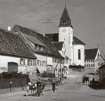 Noch lange landwirtschaftlich geprägt: Wurmlinger Straßenbild der 1960er-Jahre. Bild: Stadtarchiv Rottenburg Noch lange landwirtschaftlich geprägt: Wurmlinger Straßenbild der 1960er-Jahre. Bild: Stadtarchiv Rottenburg
