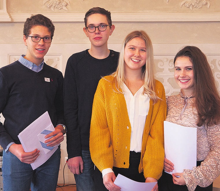 Die Wolfsburger Sieger der Klassen 8 bis 10: Nils Bauder, Moritz Holz, Isabell Gidlowski und Victoria Lempa (von links). Die Wolfsburger Sieger der Klassen 8 bis 10: Nils Bauder, Moritz Holz, Isabell Gidlowski und Victoria Lempa (von links).