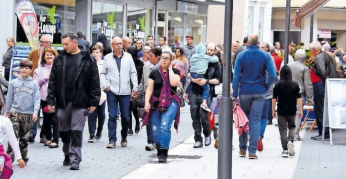 Bummeln durch die neugestaltete Kuseler Fußgängerzone: Das bietet sich vor allem am Sonntag an, wenn anlässlich der Leistungsschau auch die Kuseler Geschäfte öffnen. FOTO: HAMM Bummeln durch die neugestaltete Kuseler Fußgängerzone: Das bietet sich vor allem am Sonntag an, wenn anlässlich der Leistungsschau auch die Kuseler Geschäfte öffnen. FOTO: HAMM