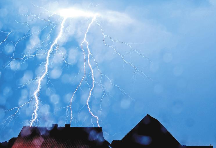 Es donnert und blitzt: Allein in Nordrhein-Westfalen wurden 2018 gut 50 000 Blitzeinschläge gezählt. FOTO: THOMAS RENSINGHOFF/DPA Es donnert und blitzt: Allein in Nordrhein-Westfalen wurden 2018 gut 50 000 Blitzeinschläge gezählt. FOTO: THOMAS RENSINGHOFF/DPA