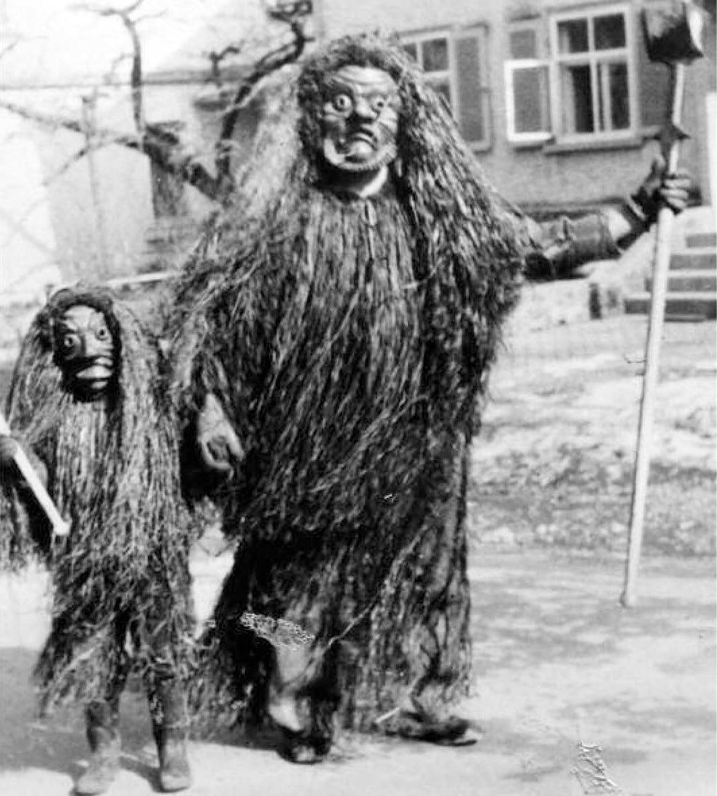 In den 50er Jahren sah die neu gegründete Narrenfigur des Bauzemeck noch greisliger aus als heute. Hier jucken ein großer und ein kleiner „Bauze“ durch die Straßen. FOTOS: ZUNFT In den 50er Jahren sah die neu gegründete Narrenfigur des Bauzemeck noch greisliger aus als heute. Hier jucken ein großer und ein kleiner „Bauze“ durch die Straßen. FOTOS: ZUNFT