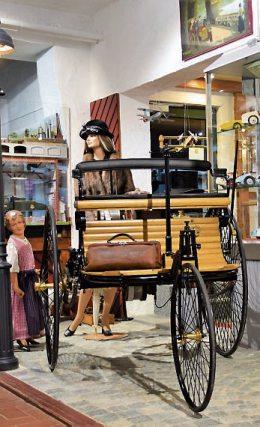 Ein Teil deutscher Geschichte ist gleich im Eingangsbereich: das erste, von Carl Benz 1885 entwickelte Automobil, mit dem seine Frau an einem Augusttag 1888 ohne Wissen ihres Mannes zur ersten Fernfahrt der Automobilgeschichte aufbricht Ein Teil deutscher Geschichte ist gleich im Eingangsbereich: das erste, von Carl Benz 1885 entwickelte Automobil, mit dem seine Frau an einem Augusttag 1888 ohne Wissen ihres Mannes zur ersten Fernfahrt der Automobilgeschichte aufbricht