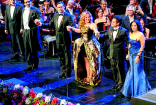 2013 ChordirektorWilliam Spaulding und die Solisten Adam Plachetka, Simone Kermes, Alexander Tsymbalyuk, Atalla Ayan, Sonya Yoncheva (v.l.n.r.) beim Schlussapplaus. PA/EVA OERTWIG/SCHROEWIG 2013 ChordirektorWilliam Spaulding und die Solisten Adam Plachetka, Simone Kermes, Alexander Tsymbalyuk, Atalla Ayan, Sonya Yoncheva (v.l.n.r.) beim Schlussapplaus. PA/EVA OERTWIG/SCHROEWIG