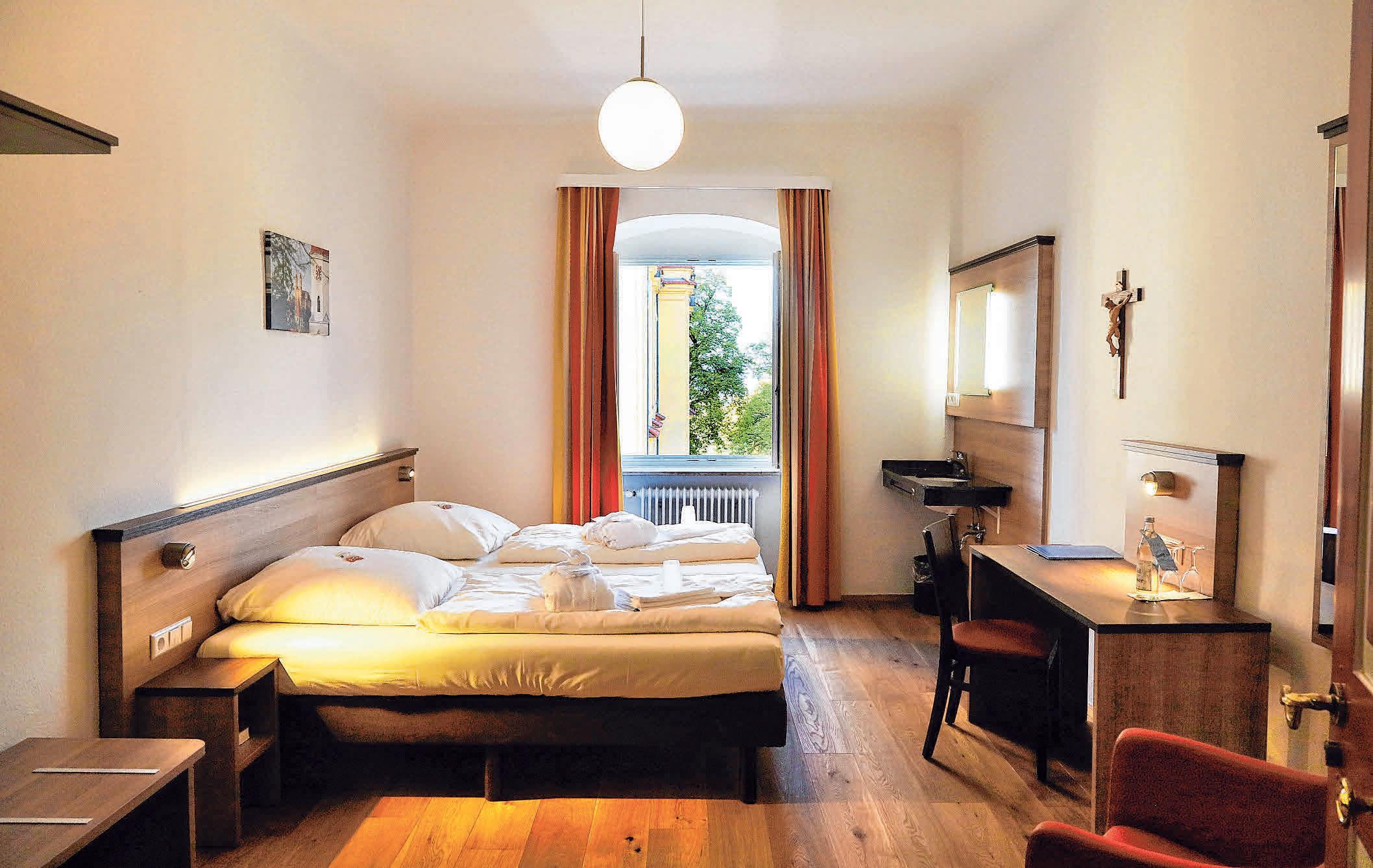 Das Tagungshaus Schönenberg bietet auch Zimmer mit Doppelbett, die einen Blick auf die barocke Schönenbergkirche freigeben. FOTOS: AFI/PHOSITIV Das Tagungshaus Schönenberg bietet auch Zimmer mit Doppelbett, die einen Blick auf die barocke Schönenbergkirche freigeben. FOTOS: AFI/PHOSITIV