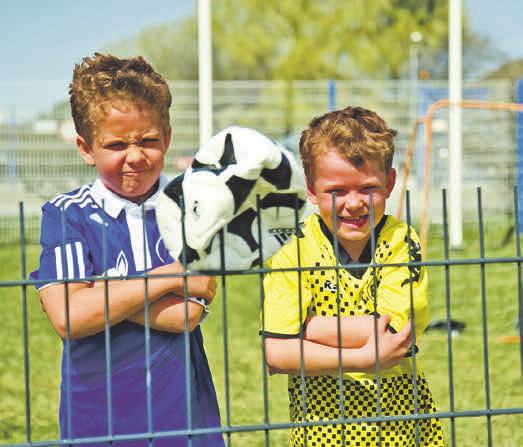 Zaunüberstände bergen insbesondere für Kinder ein klares Unfallpotenzial. Ein kaputter Fußball ist in diesem Fall noch das geringste Übel. Foto: epr/ RAL Gütegemeinschaft Metallzauntechnik Zaunüberstände bergen insbesondere für Kinder ein klares Unfallpotenzial. Ein kaputter Fußball ist in diesem Fall noch das geringste Übel. Foto: epr/ RAL Gütegemeinschaft Metallzauntechnik