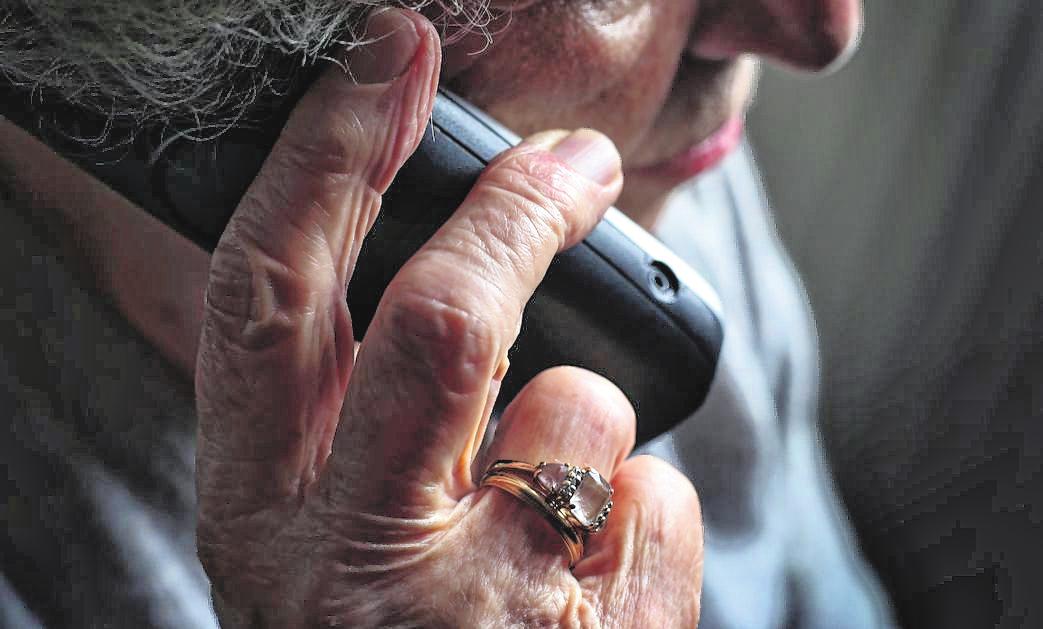 Ruhig öfters zum Hörer greifen: Jeder Anruf ihrer Lieben macht älteren Menschen eine Freude. FOTO: KARL-JOSEF HILDENBRAND, TMN Ruhig öfters zum Hörer greifen: Jeder Anruf ihrer Lieben macht älteren Menschen eine Freude. FOTO: KARL-JOSEF HILDENBRAND, TMN