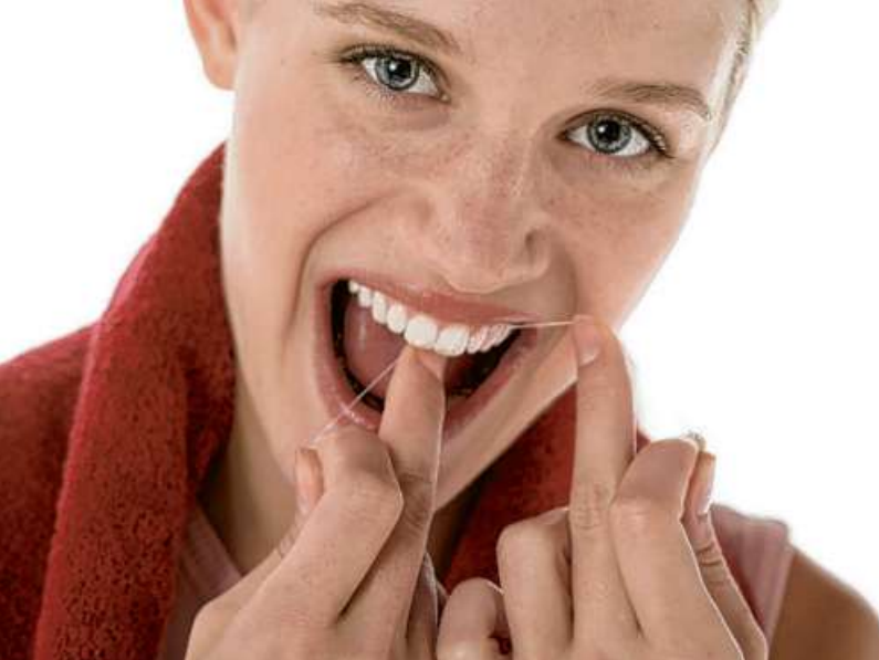 Wer putzt siegt über den Karies – oder doch nicht? Die Anwendung von Zahnseide ist umstritten Foto: Prodente