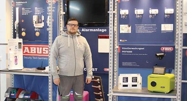 Von der großen Auswahl an Tresoren, Alarmanlagen und Fenstersicherungen können sich die Kunden von Sven Martens direkt vor Ort in der Ringstraße ein Bild machen. Im Dezember gibt er 15 Prozent Rabatt auf Abus-Fenstersicherungen. FOTO: KIE Von der großen Auswahl an Tresoren, Alarmanlagen und Fenstersicherungen können sich die Kunden von Sven Martens direkt vor Ort in der Ringstraße ein Bild machen. Im Dezember gibt er 15 Prozent Rabatt auf Abus-Fenstersicherungen. FOTO: KIE