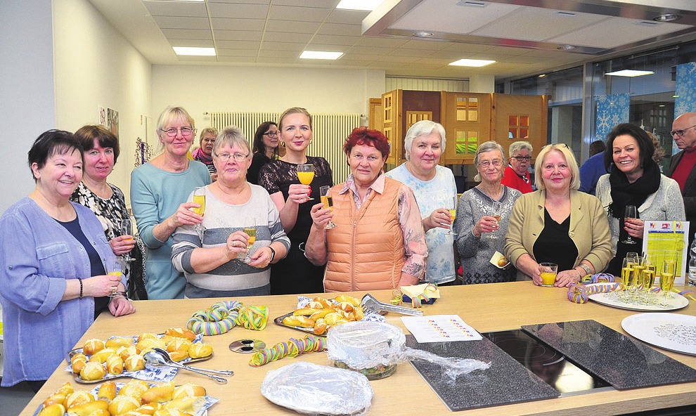 Anstoßen auf mehr als 20 Jahre Mütterzentrum. Beim Neujahrsempfang in Westhagen freuten sich die Frauen darüber, dass die Angebote der Einrichtung so gut angenommen werden. Anstoßen auf mehr als 20 Jahre Mütterzentrum. Beim Neujahrsempfang in Westhagen freuten sich die Frauen darüber, dass die Angebote der Einrichtung so gut angenommen werden.