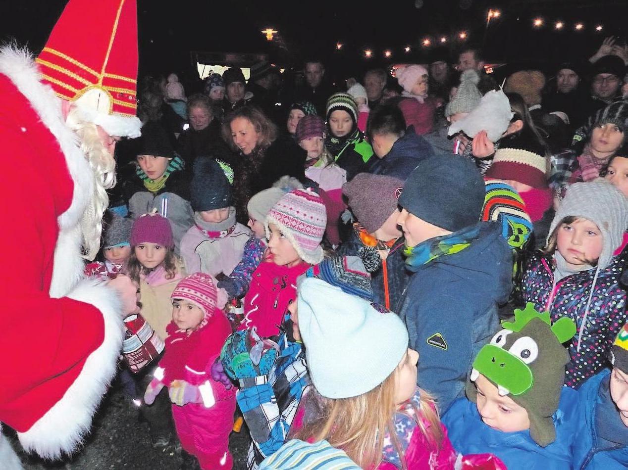 Nach Einbruch der Dunkelheit fiebern die kleinen Weihnachtsmarktbesucher darauf hin, die Glocke des Nikolaus zu hören. Nach Einbruch der Dunkelheit fiebern die kleinen Weihnachtsmarktbesucher darauf hin, die Glocke des Nikolaus zu hören.