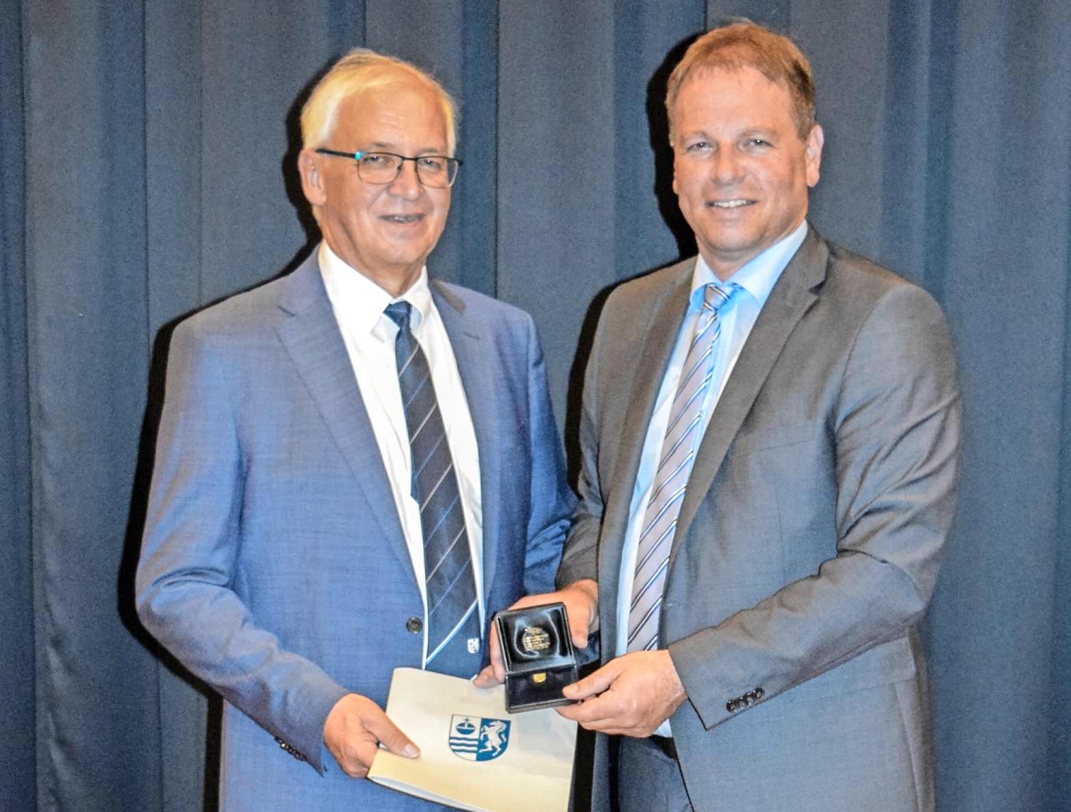 Der Geehrte Günter Friederich (links) mit Bürgermeister Timo Frey. Foto: privat Der Geehrte Günter Friederich (links) mit Bürgermeister Timo Frey. Foto: privat