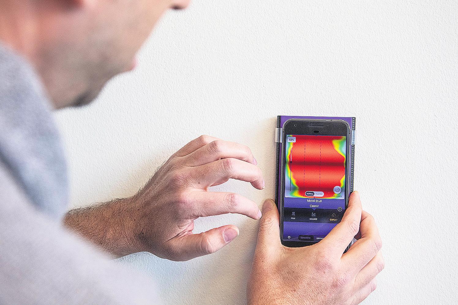 Da ist etwas in der Wand – und die Software meint, dass es ein Metallträger ist. Da ist etwas in der Wand – und die Software meint, dass es ein Metallträger ist.