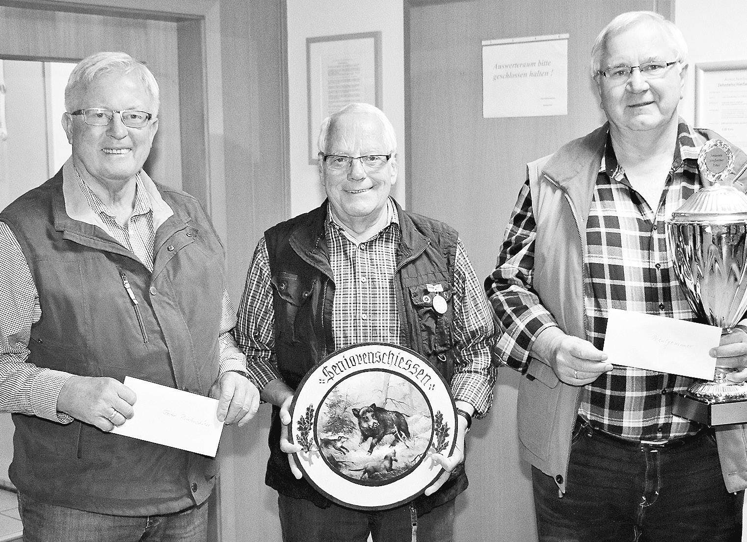 Die drei Besten im Seniorenschießen 60+ im zweiten Quartal 2019: Heinrich Hoffmeier (von links), Wilfried Marks und Günther Schülke. Foto: Heinemann Gahlau Die drei Besten im Seniorenschießen 60+ im zweiten Quartal 2019: Heinrich Hoffmeier (von links), Wilfried Marks und Günther Schülke. Foto: Heinemann Gahlau
