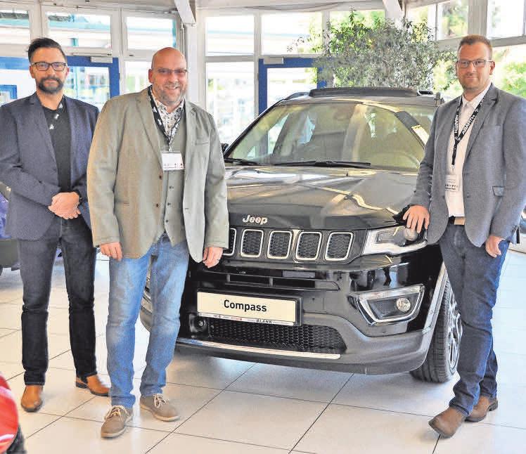 Das Verkaufsteam des Autohaus Blank, Wolfhard Bernhardt (von links), Thomas Garthoff und Nico Henning, freuen sich ihre Kunden wieder betreuen zu dürfen. Hinweis: Das Foto entstand vor der Corona-Pandemie Das Verkaufsteam des Autohaus Blank, Wolfhard Bernhardt (von links), Thomas Garthoff und Nico Henning, freuen sich ihre Kunden wieder betreuen zu dürfen. Hinweis: Das Foto entstand vor der Corona-Pandemie