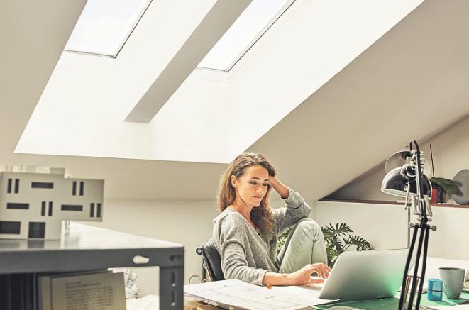 Ein Arbeitszimmer abseits des Familientrubels ist gerade in den aktuellen Homeoffice-Zeiten gefragt. Viel natürliches Licht fördert die Konzentration. Bild: Velux Deutschland GmbH/akz-o Ein Arbeitszimmer abseits des Familientrubels ist gerade in den aktuellen Homeoffice-Zeiten gefragt. Viel natürliches Licht fördert die Konzentration. Bild: Velux Deutschland GmbH/akz-o