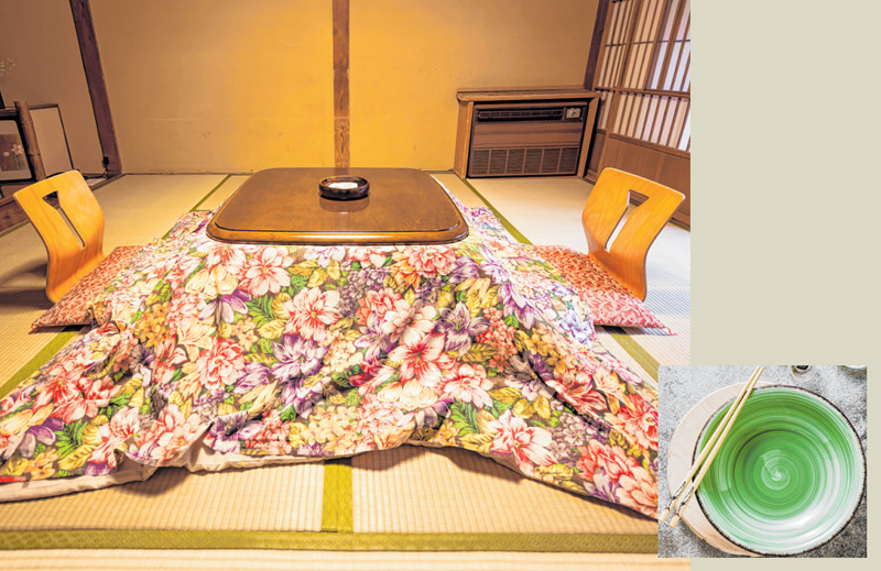 Unter der Decke eines Kotatsu, einem niedrigen Tisch mit eingebauter Elektro-Heizung, ist es mollig warm. Das gleicht aus, dass andere Räume nicht beheizt werden. FOTOS: ISTOCK/SMOKEDSALMON; IRIGRI8 Unter der Decke eines Kotatsu, einem niedrigen Tisch mit eingebauter Elektro-Heizung, ist es mollig warm. Das gleicht aus, dass andere Räume nicht beheizt werden. FOTOS: ISTOCK/SMOKEDSALMON; IRIGRI8