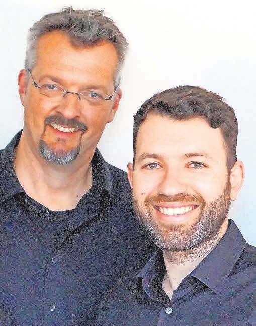 Bariton Sven Erdmann (links) und Akkordeonist Manolis Stagakis führen in Ilten die „Winterreise“ auf. Bariton Sven Erdmann (links) und Akkordeonist Manolis Stagakis führen in Ilten die „Winterreise“ auf.