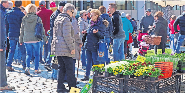 Viele Besucher werden wieder zur Frühlingsfeier über den Marktplatz schauen nach dem einen oder anderen Schnäppchen schauen. Viele Besucher werden wieder zur Frühlingsfeier über den Marktplatz schauen nach dem einen oder anderen Schnäppchen schauen.