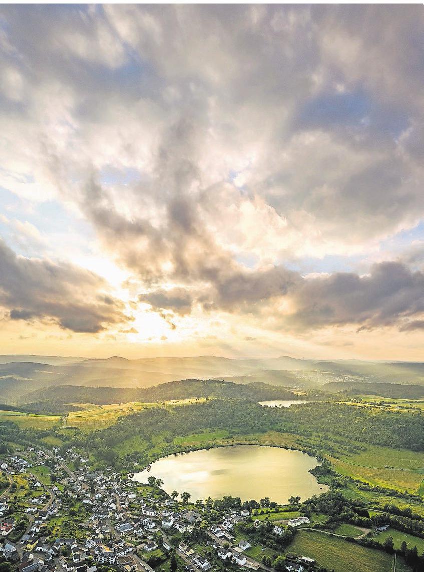 Dort begeistern auch die Maare als sogenannte Augen der Eifel viele Naturfreunde. Dort begeistern auch die Maare als sogenannte Augen der Eifel viele Naturfreunde.