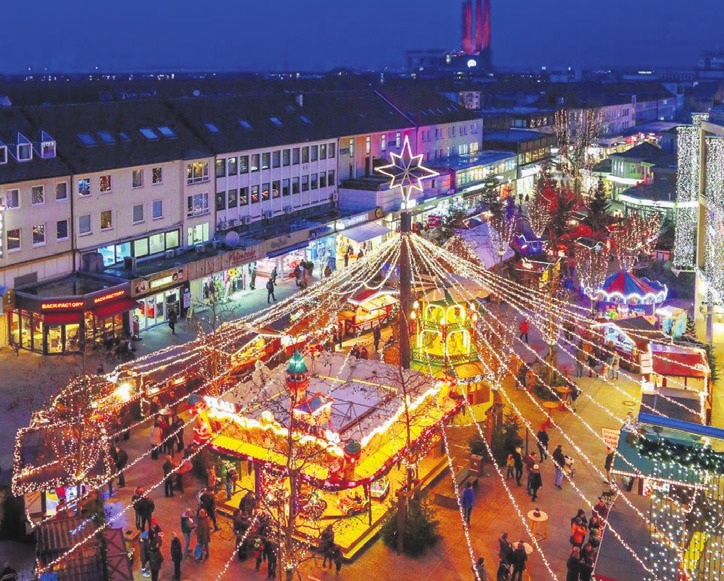 Die Weihnachtsmarktführung der WMG lässt die Teilnehmer den Lichterglanz von oben erblicken. Foto: Janina Snatzke Die Weihnachtsmarktführung der WMG lässt die Teilnehmer den Lichterglanz von oben erblicken. Foto: Janina Snatzke