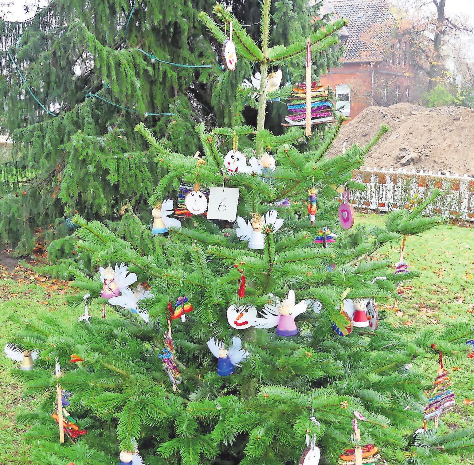 Der schönste Baum – zumindest für die Jury der Gemeinschaft Kirchroder Kaufleute. Damit hat die Kita am Kleinen Hillen den ersten Platz bei der diesjährigen Schmückaktion belegt. Der schönste Baum – zumindest für die Jury der Gemeinschaft Kirchroder Kaufleute. Damit hat die Kita am Kleinen Hillen den ersten Platz bei der diesjährigen Schmückaktion belegt.