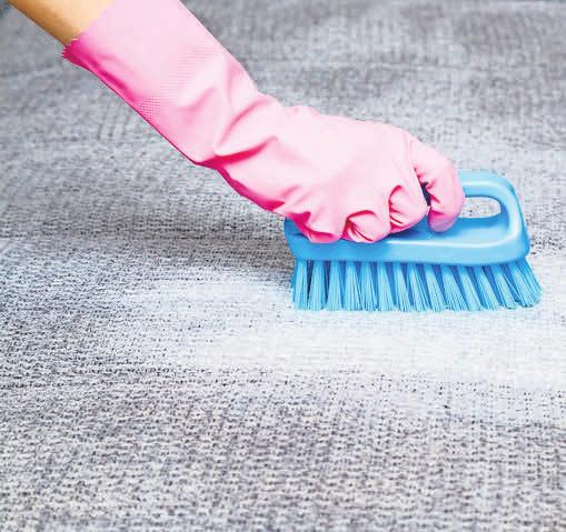 Wer Polster von Flecken befreien will, sollte auf geeignete Reinigungsmittel achten. Foto: Getty Images/iStockphoto Wer Polster von Flecken befreien will, sollte auf geeignete Reinigungsmittel achten. Foto: Getty Images/iStockphoto
