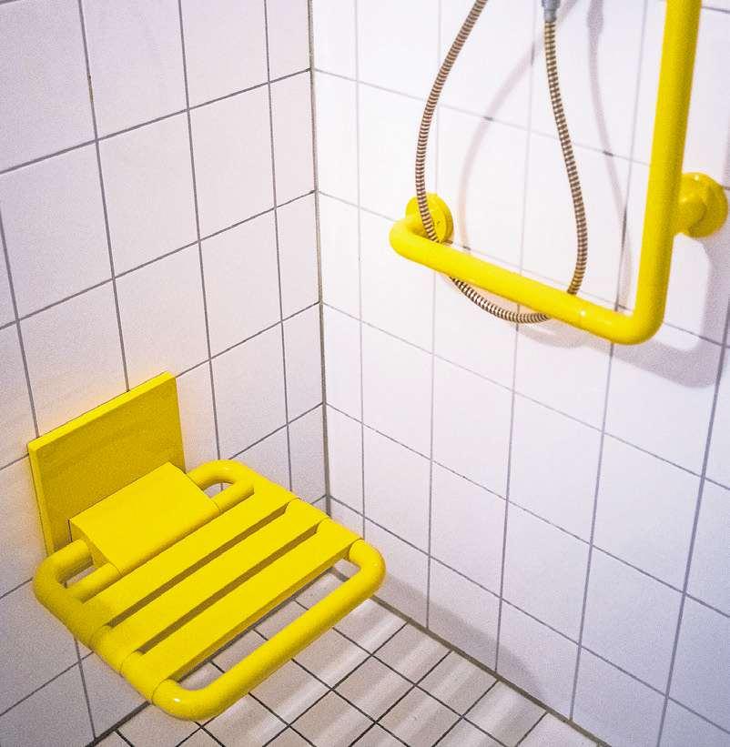 Hilfreich: Solche Vorrichtungen im Badezimmer können das Sturzrisiko für Ältere deutlich reduzieren. Foto: Ole Spata/dpa-tmn 