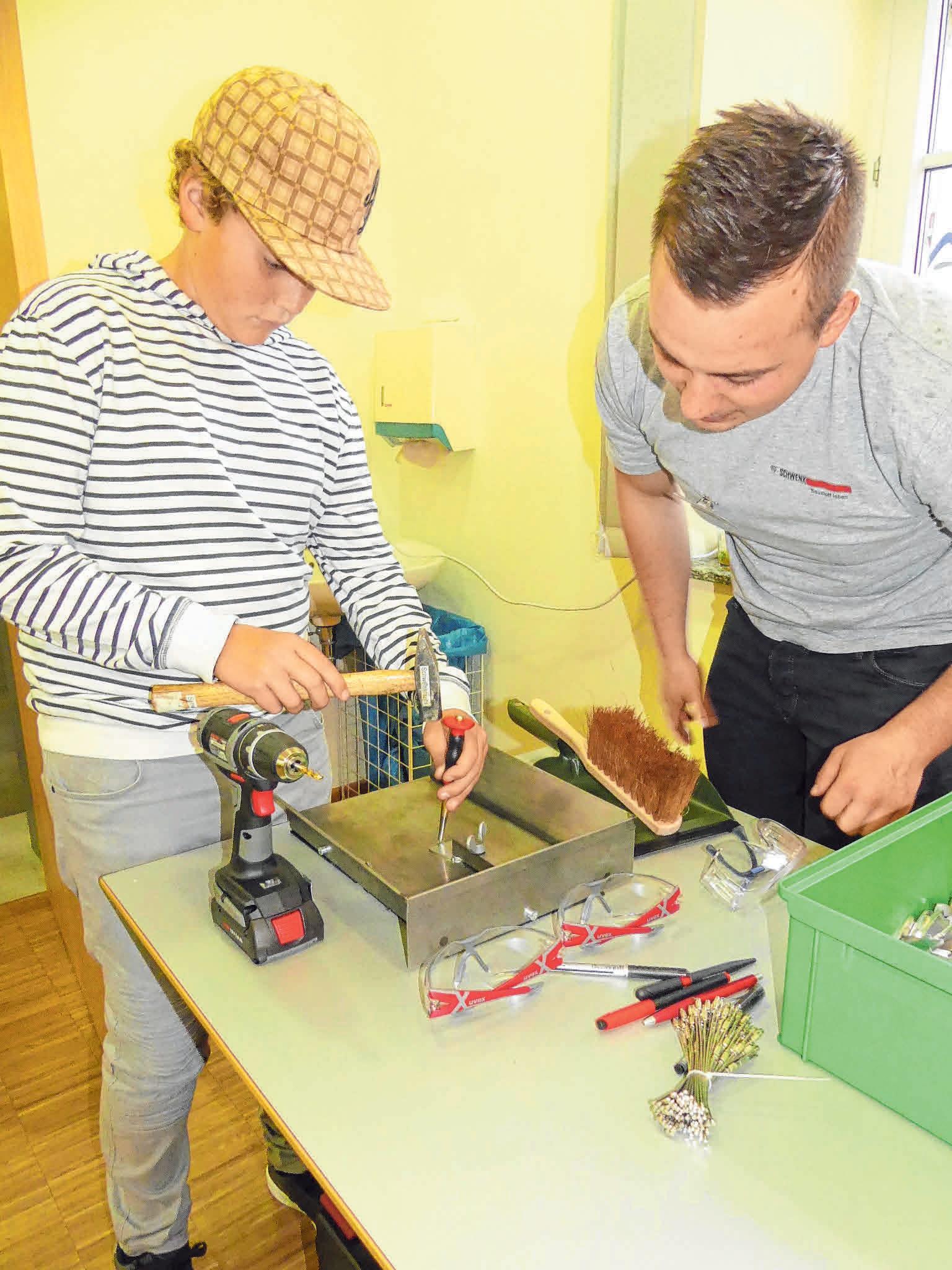 Jugendliche dürfen vor Ort auch selbst Hand anlegen. Jugendliche dürfen vor Ort auch selbst Hand anlegen.