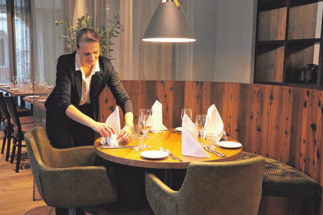 Ute Gaupp, künftige Restaurant-Managerin, drapiert die Servietten hübsch auf den Tisch. Ute Gaupp, künftige Restaurant-Managerin, drapiert die Servietten hübsch auf den Tisch.