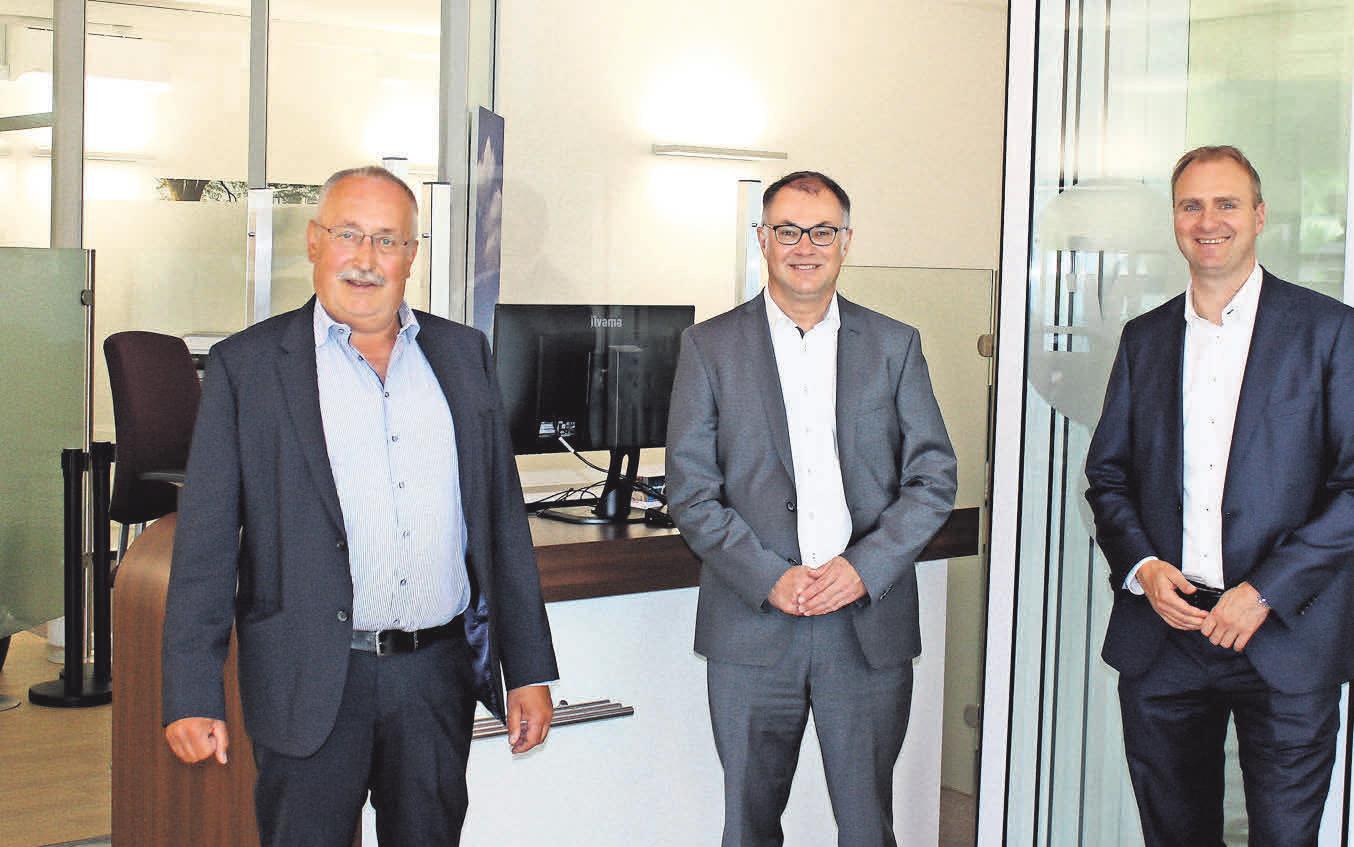 Matthias Benkstein (Vorstandsprecher der Volksbank Eutin, v.l.), Christian Petersen (Teilmarktbereichsleiter Ahrensbök) und Patrick Gütschow (Vorstand der Volksbank Eutin). Fotos: hfr Matthias Benkstein (Vorstandsprecher der Volksbank Eutin, v.l.), Christian Petersen (Teilmarktbereichsleiter Ahrensbök) und Patrick Gütschow (Vorstand der Volksbank Eutin). Fotos: hfr