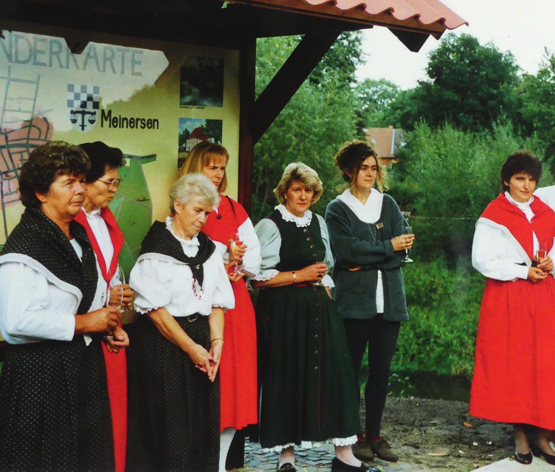 Die Meinerser Landfrauen 1991 bei der Aufstellung der selbst entworfenen Wandertafel. Die Meinerser Landfrauen 1991 bei der Aufstellung der selbst entworfenen Wandertafel.