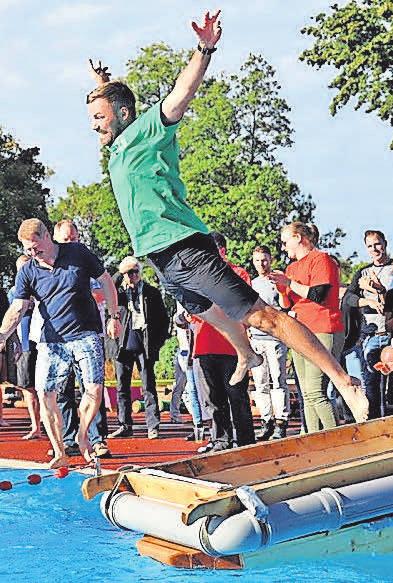 Von Hunderten befeuert kämpfen 18 Teams im Hänigser Freibad um Ruhm und Ehre. Von Hunderten befeuert kämpfen 18 Teams im Hänigser Freibad um Ruhm und Ehre.