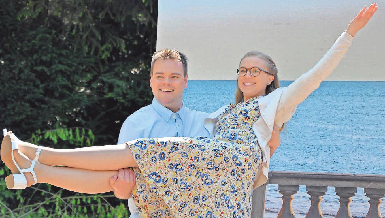 Jean-Michel (Malte Großestrangmann) trägt seine Braut Anne (Maira Blume) auf Händen. Jean-Michel (Malte Großestrangmann) trägt seine Braut Anne (Maira Blume) auf Händen.