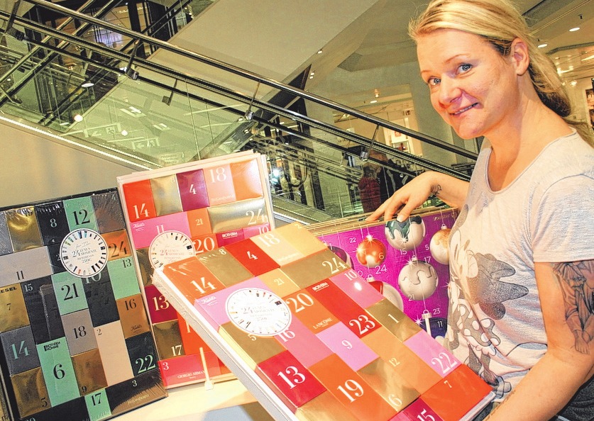 Anne Grundmann ist begeistert von der großen Auswahl an thematischen Adventskalendern. FOTOS: CAROLA PIEPER Anne Grundmann ist begeistert von der großen Auswahl an thematischen Adventskalendern. FOTOS: CAROLA PIEPER