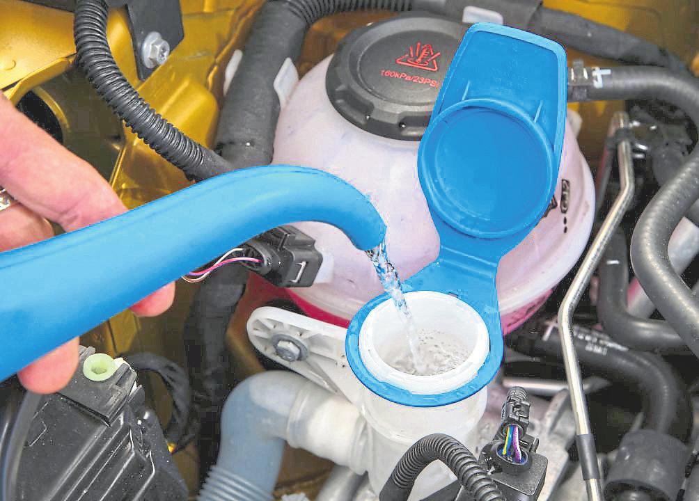 Beim Blick unter die Motorhaube werden Öl, Kühlwasser und Scheibenwischwasser überprüft und nötigenfalls aufgefüllt. Fotos: SP-X