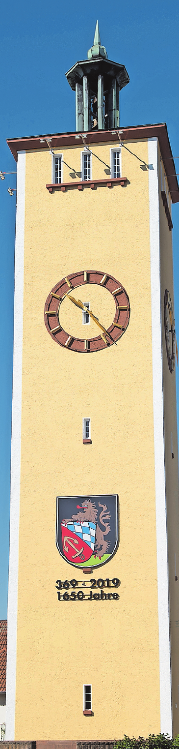 Gerüstet fürs Festjahr: Wasserturm mit neuem Wappen. FOTO: RUTTINGER/FREI Gerüstet fürs Festjahr: Wasserturm mit neuem Wappen. FOTO: RUTTINGER/FREI