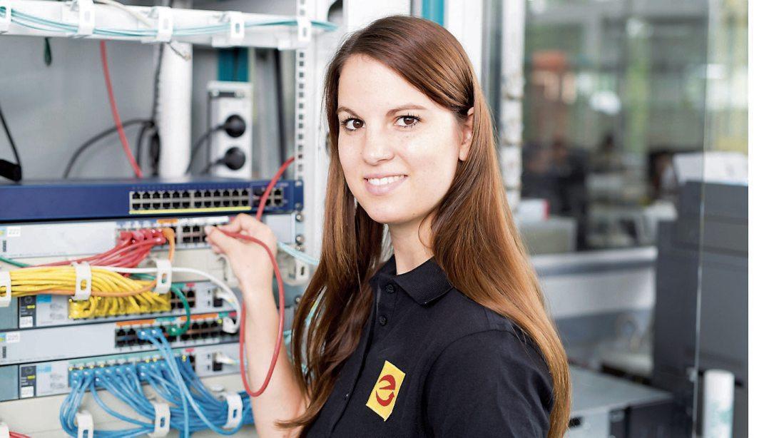 Egal, für welchen der Ausbildungsgänge im E-Handwerk sich Interessierte auch entscheiden: Die zukunftsträchtigen Themen Digitalisierung, Energiewende, Smart Living und intelligente Raum- und Gebäudeautomation für Gewerbebauten spielen in allen Berufen eine bedeutende Rolle. Bild: ArGe Medien im ZVEH