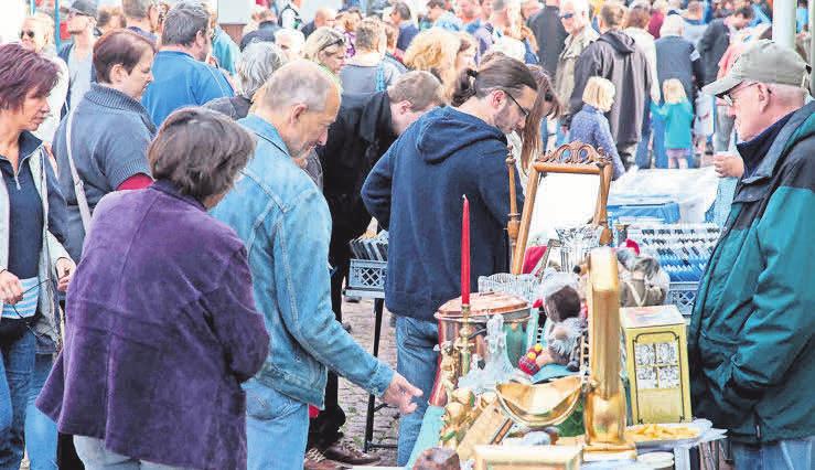 Beim Großflohmarkt in der Burgdorfer Innenstadt gibt es so manches Schnäppchen. Foto: jopri-foto Beim Großflohmarkt in der Burgdorfer Innenstadt gibt es so manches Schnäppchen. Foto: jopri-foto