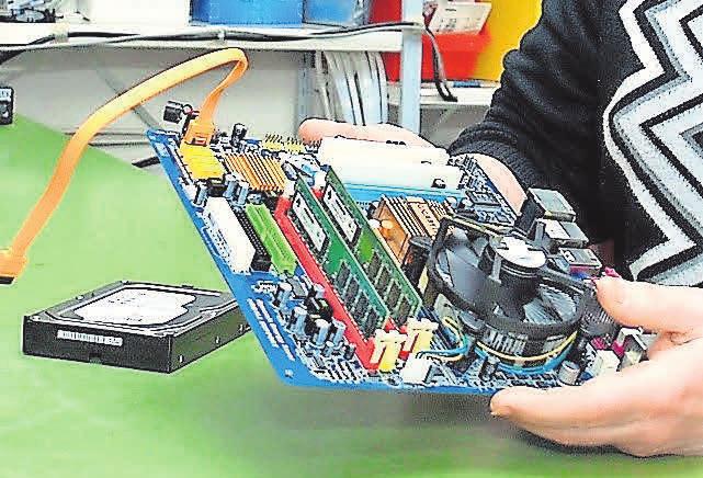 Der Blick ins Innere des Computers ist für die beiden Experten kein Brief mit sieben Siegeln. Der Blick ins Innere des Computers ist für die beiden Experten kein Brief mit sieben Siegeln.