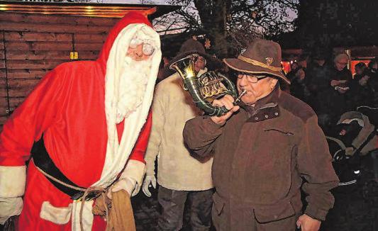 Man kennt sich, man trifft sich: Weihnachtsmann und Jagdhornbläser auf dem Erndtebrücker Weihnachtsmarkt. Man kennt sich, man trifft sich: Weihnachtsmann und Jagdhornbläser auf dem Erndtebrücker Weihnachtsmarkt.